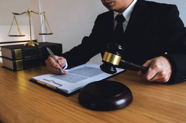Avukat ofiste tabloda sözleşme kağıtları ile çalışma. Danışman avukat, avukat, mahkeme hakimi, kavram.