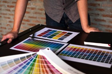 Grafik tasarımcıları tasarım için renk bantları örneklerinden renkleri seçin. Tasarımcı grafik yaratıcılık iş kavramı . 