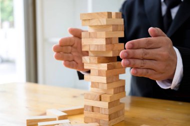 İşadamları domino başarısız korumak. Büyüyen iş kavramı.