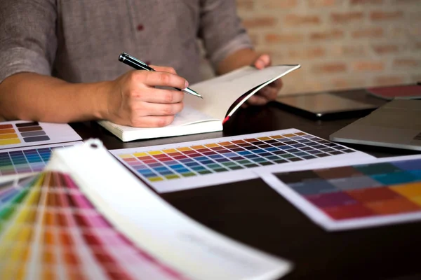 Los Diseñadores Gráficos Eligen Colores Las Muestras Bandas Color Para —  Fotos de Stock