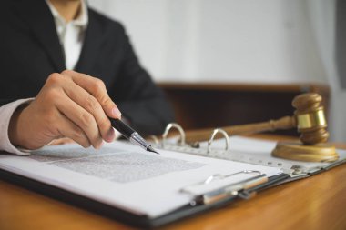 Avukat ofiste tabloda sözleşme kağıtları ile çalışma. Danışman avukat, avukat, mahkeme hakimi, kavram.