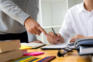 Öğrenciler konu kütüphane ek öğrenme ve öğretme arkadaş yardımcı olur. Eğitim kavramı.