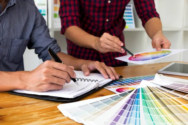 Progettisti Grafici Scelgono Colori Dai Campioni Bande Colore Design — Foto Stock