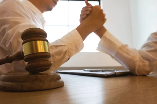 Advocaat Pleiten Conflict Met Client Irrationele Overeenkomst — Stockfoto