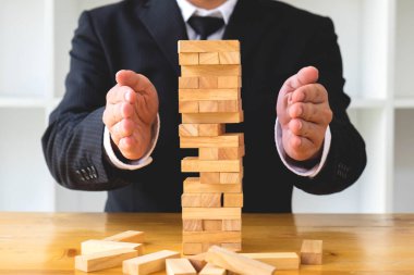 İşadamları domino başarısız korumak. Büyüyen iş kavramı.