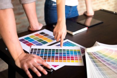 Grafik tasarımcıları tasarım için renk bantları örneklerinden renkleri seçin. Tasarımcı grafik yaratıcılık iş kavramı . 