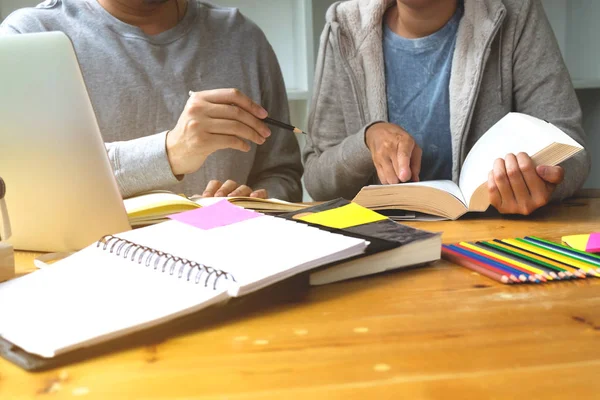 Studenter Hjälper Vän Undervisning Och Lärande Angående Ytterligare Biblioteket Utbildning — Stockfoto