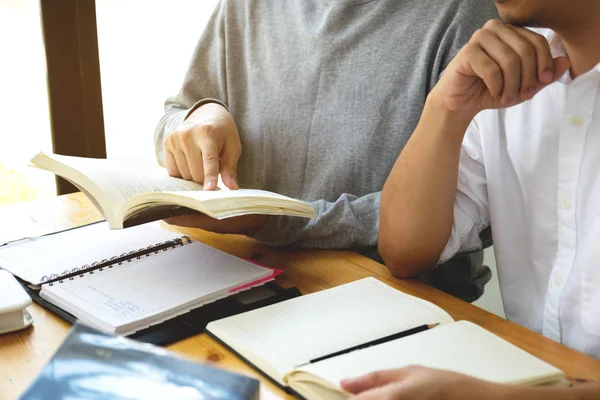 学生在图书馆里帮助朋友教学和学习更多的主题 教育理念 — 图库照片