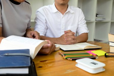 Öğrenciler konu kütüphane ek öğrenme ve öğretme arkadaş yardımcı olur. Eğitim kavramı.
