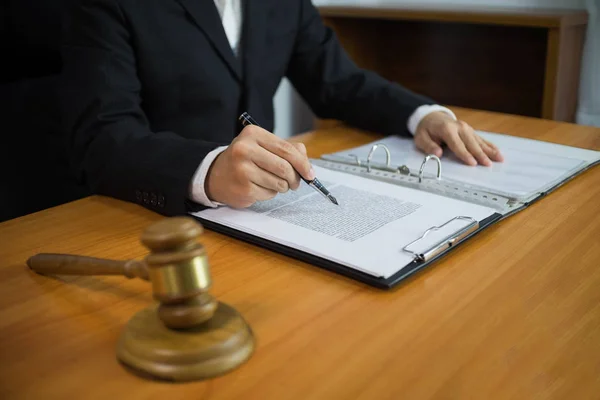 Lawyer Working Contract Papers Table Office Consultant Lawyer Attorney Court — Stock Photo, Image