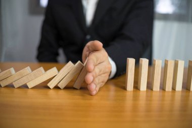 İşadamı el iş başarısızlık engel domino sürekli devrilmiş anlamı durdurur. Bu iş başarısızlık kavram üzerinde durmak.