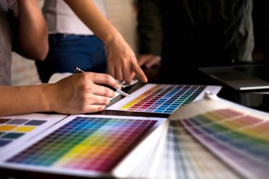 Grafik tasarımcıları tasarım için renk bantları örneklerinden renkleri seçin. Tasarımcı grafik yaratıcılık iş kavramı . 