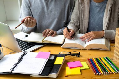 Öğrenciler konu kütüphane ek öğrenme ve öğretme arkadaş yardımcı olur. dizüstü eğitim için kullanma. eğitim kavramı.