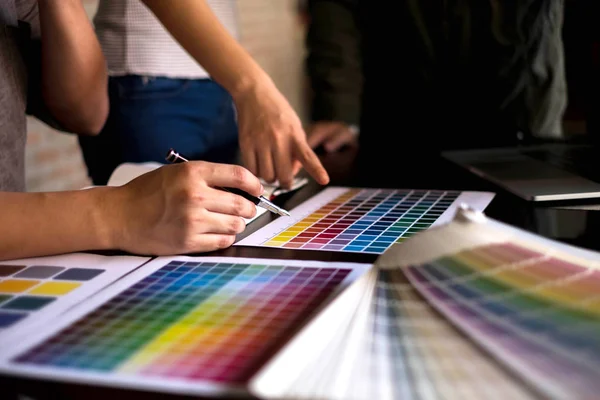 Progettisti Grafici Scelgono Colori Dai Campioni Bande Colore Design — Foto Stock