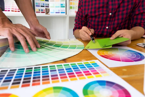 Los Diseñadores Gráficos Eligen Tonos Verdes Las Bandas Colores Para —  Fotos de Stock