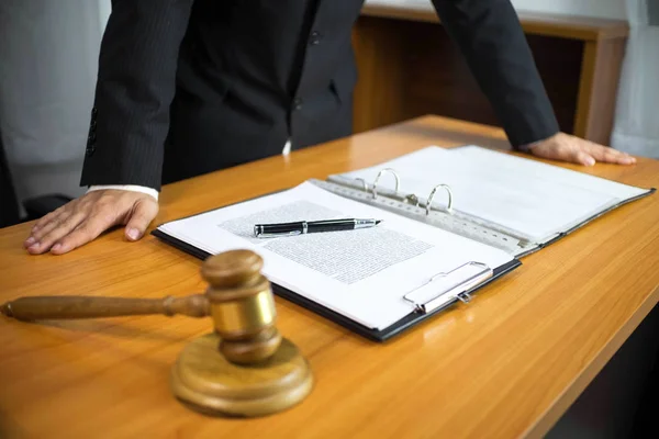 Richter Mit Hammer Auf Dem Tisch Rechtsanwalt Richter Tribunal Und — Stockfoto