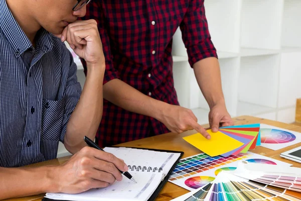 Grafiker Wählen Farben Aus Den Farbbändern Muster Für Design Designer — Stockfoto