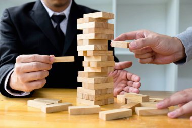 Eksik dominos doldurun ve domino başarısız korumak için domino taşları toplama iş adamları. Büyüyen iş kavramı.