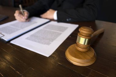Avukat ofiste tabloda sözleşme kağıtları ile çalışma. Danışman avukat, avukat, mahkeme hakimi, kavram.