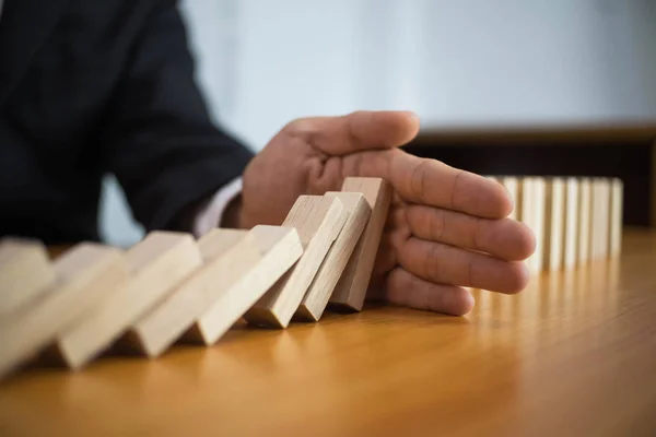 Geschäftsmann Hand Stoppt Dominostein Kontinuierlich Umgekippt Bedeutet Dass Geschäftsausfälle Behindert — Stockfoto