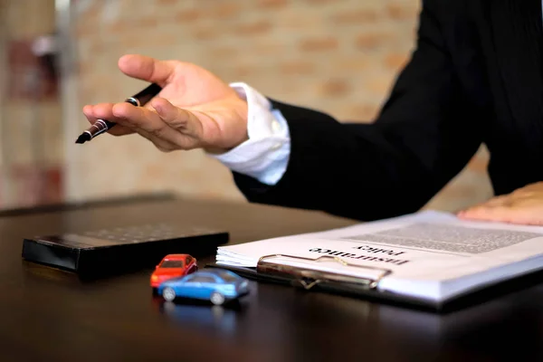 İşadamları Oto Kiralama sözleşme ticaret üzerinde-mevcut. İşadamları sigorta araba. İş kavramı.