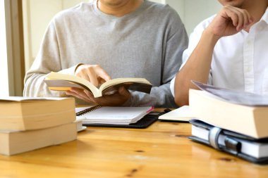 Öğrenciler konu kütüphane ek öğrenme ve öğretme arkadaş yardımcı olur. Eğitim kavramı.