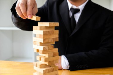 Eksik dominos doldurmak için domino taşları toplama iş adamları. Büyüyen iş kavramı.