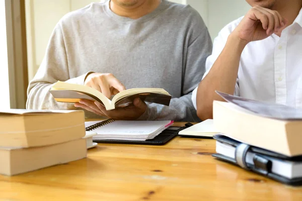 Los Estudiantes Ayudan Amigos Enseñar Aprender Asignatura Adicional Biblioteca Concepto —  Fotos de Stock