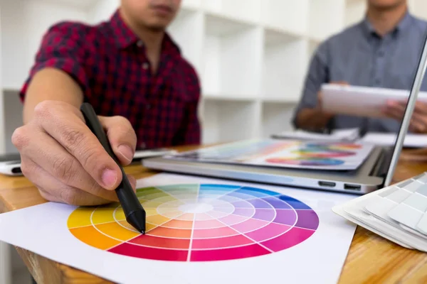 Grafiker Wählen Farben Aus Den Farbbändern Muster Für Design Designer — Stockfoto