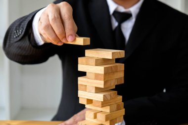 Eksik dominos doldurmak için domino taşları toplama iş adamları. Büyüyen iş kavramı.