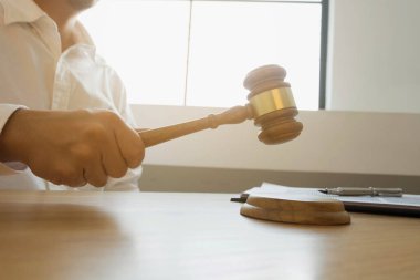 Tokmaklı yargıç masada. Avukat, mahkeme yargıcı, mahkeme ve adalet kavramı.