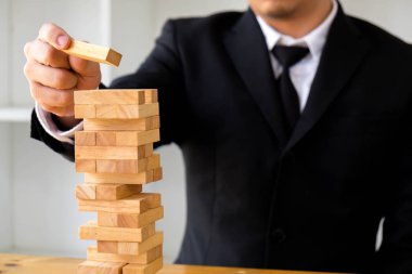 Eksik dominos doldurmak için domino taşları toplama iş adamları. Büyüyen iş kavramı.