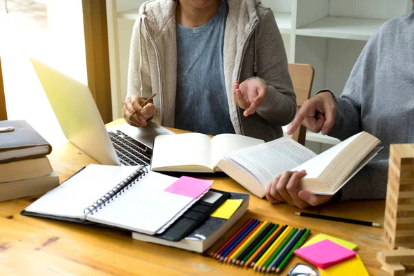 Studenter Hjälper Vän Undervisning Och Lärande Angående Ytterligare Biblioteket Använda — Stockfoto