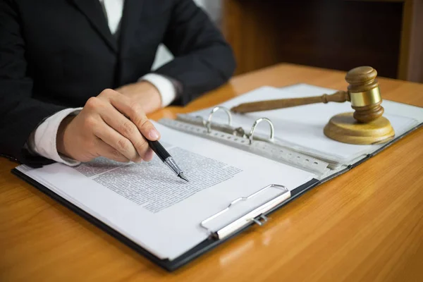 Avocat Travaillant Avec Des Documents Contractuels Sur Table Bureau Consultant — Photo