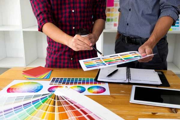 Progettisti Grafici Scelgono Colori Dai Campioni Bande Colore Design — Foto Stock