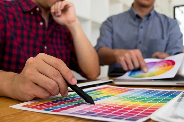 Grafik tasarımcıları tasarım için renk bantları örneklerinden renkleri seçin. Tasarımcı grafik yaratıcılık çalışma kavramı . 