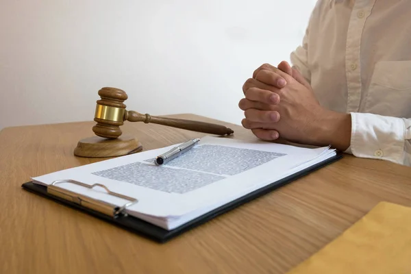 Advocaat Werkt Met Contract Papieren Tafel Office Consultant Advocaat Advocaat — Stockfoto