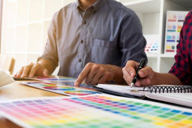 Grafik tasarımcıları için renk bantları örneklerinden renkleri seçin