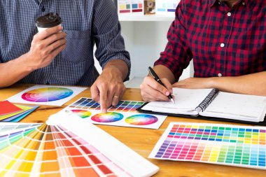 Grafik tasarımcıları için renk bantları örneklerinden renkleri seçin