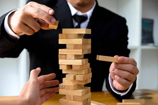 Businessmen picking wood blocks to fill the missing wood blocks — Stock Photo, Image