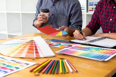 Grafik tasarımcıları için renk bantları örneklerinden renkleri seçin