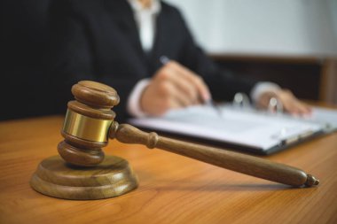 Avukat ofiste tabloda sözleşme kağıtları ile çalışma. eksilerini