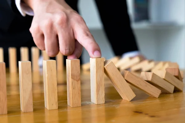 Dedo del negocio se detiene dominó continuo volcado lo que significa que — Foto de Stock