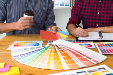 Grafik tasarımcıları için renk bantları örneklerinden renkleri seçin