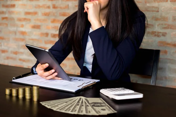 Empresaria que utiliza la tableta a la situación en el valor de mercado — Foto de Stock