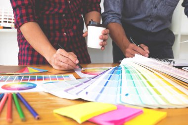 Grafik tasarımcıları için renk bantları örneklerinden renkleri seçin