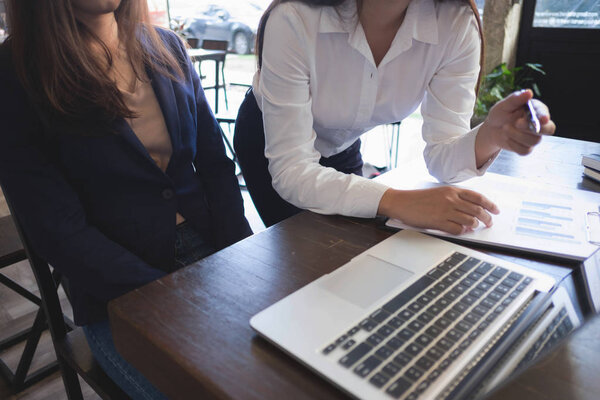 Рабочий процесс бизнесмена в офисе. Сотрудники работают вместе.
