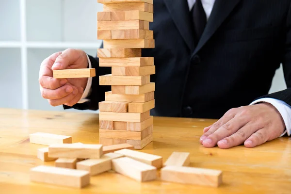 Üzletemberek szedés dominoe blokkok töltse ki a hiányzó dominó. — Stock Fotó