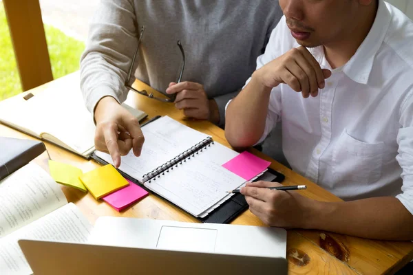 Studenter hjälper vän undervisning och lärande som omfattas av ytterligare jag — Stockfoto