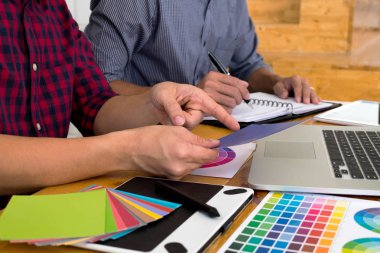 Grafik tasarımcıları için renk bantları örneklerinden renkleri seçin
